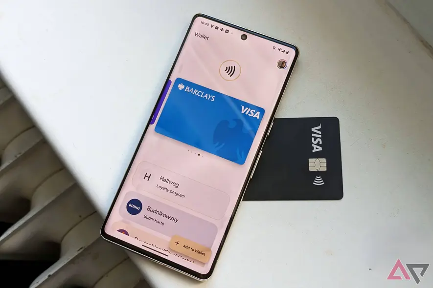 Google Wallet باز بر روی گوشی Google Pixel که روی کارت مشکی Visa قرار دارد.