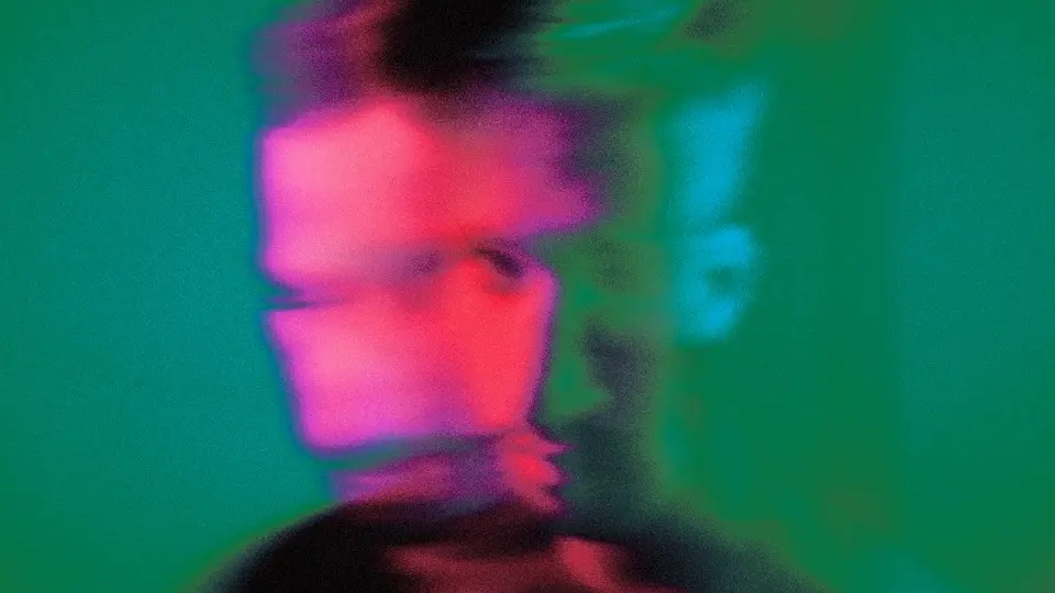 تصویر سر مردی با نورپردازی دراماتیک