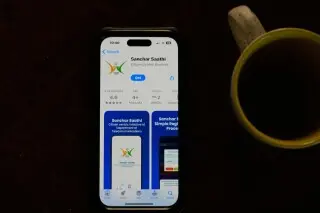 یک اپلیکیشن امنیتسایبری دولتی به نام «سنچار ساتی» بر روی یک تلفن همراه در دهلی نو، هند، دوشنبه، ۲ دسامبر ۲۰۲۵ مشاهده میشود. (عکس AP/مانیش سواراپ