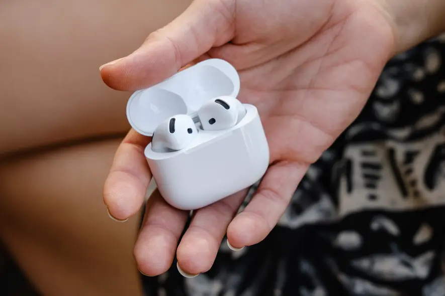 عکس عملی از هدفون‌های بی‌سیم AirPods 4 اپل