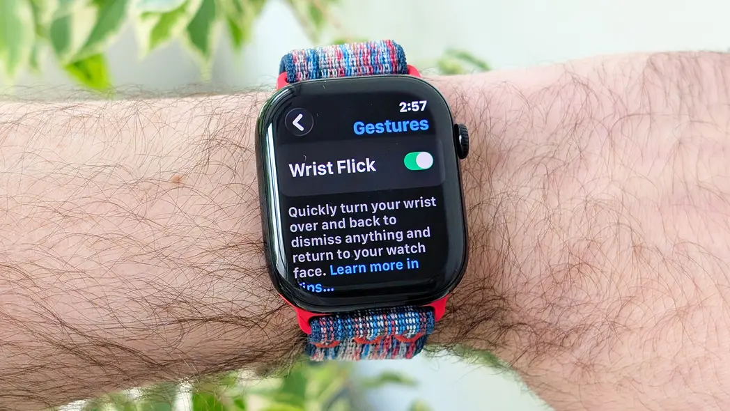 نمایش نزدیک Apple Watch Series 10 بر مچ کاربر که حرکت جدید سوئیچ مچ برای رد اعلان‌ها بدون دست را نشان می‌دهد