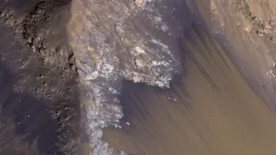 خطوط شیب‌دار تکراری در دره مارینریس مریخ.