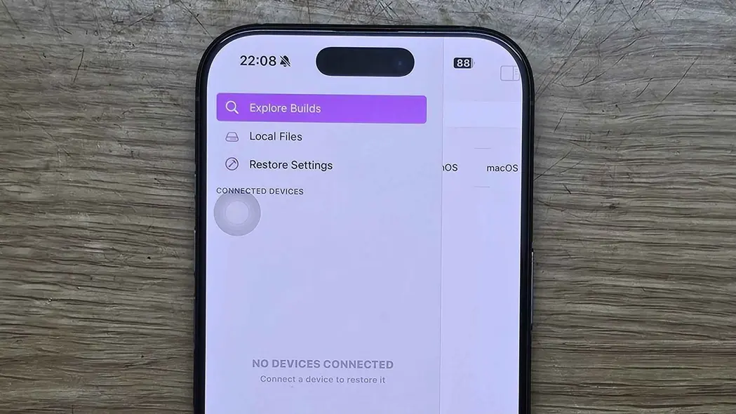 صفحه نمایش گوشی گزینه‌هایی برای مرور نسخه‌ها، فایل‌های محلی و تنظیمات بازگردانی به‌همراه پیام «دستگاهی متصل نیست» نمایش می‌دهد