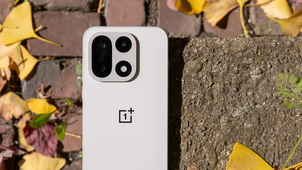 ماژول دوربین مربعی‌شده در OnePlus 15 مدل Sand Storm