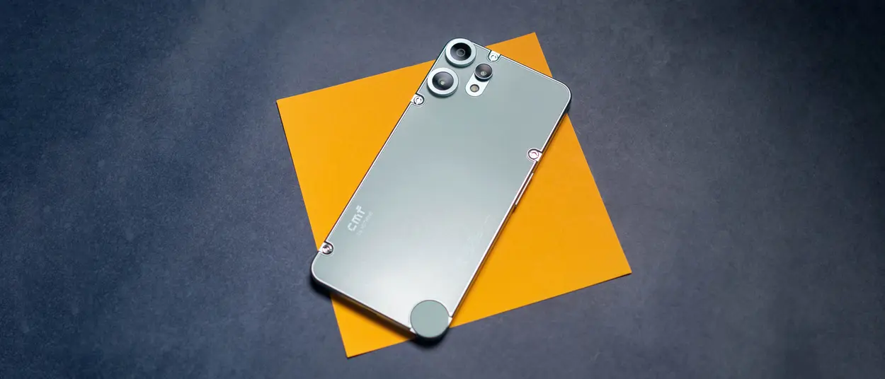 بررسی CMF Phone 2 Pro در پس‌زمینهٔ رنگارنگ