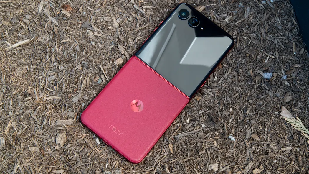 Razr Ultra 2025 به صورت رو به پایین روی خاک