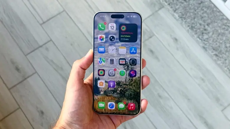 دست در حال نگه داشتن آیفون 17 Pro Max با نمادهای صفحهٔ اصلی