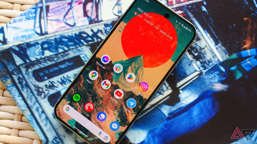Pixel 9 Pro بر روی میز جلبکی و روی جلد آلبوم، نمایشگر روشن